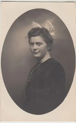 (F15494) Orig. Foto Porträt junge Frau im Oval 1910er