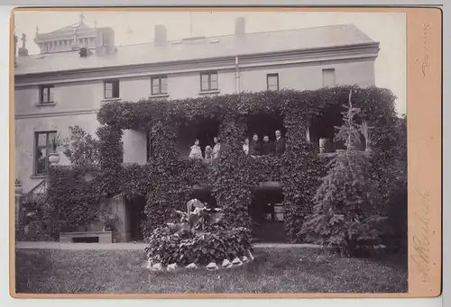 (F15492) Orig. Foto Personen am umrankten Gebäude, Villa, Fotograf Demmin 1920er