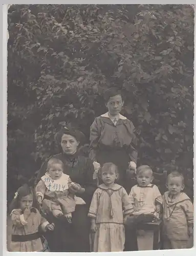 (F15481) Orig. Foto Personen, Familie im Freien 1915, Sterbedaten 1995
