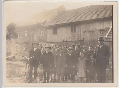 (F15479) Orig. Foto Personen, Kinder vor einem Gebäude 1920er