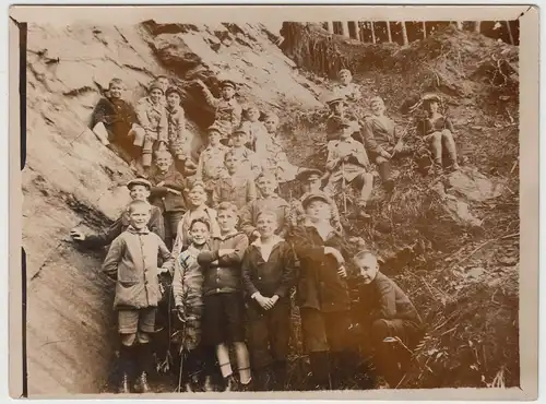 (F15477) Orig. Foto Jungs am Felsen, Schulausflug 1910/20er