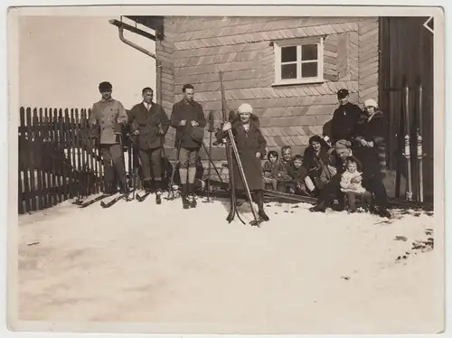 (F15471) Orig. Foto Skifahrer an einer Hütte bei Brilon-Wald 1920er