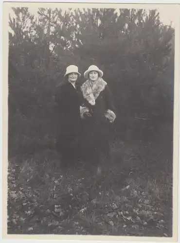 (F15463) Orig. Foto Hamburg, Damen im Fuchspelz auf dem Weg zum Stadtsee 1924