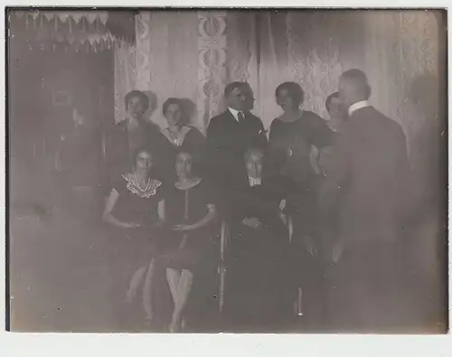 (F15458) Orig. Foto Personen, Gruppenbild im Raum 1925