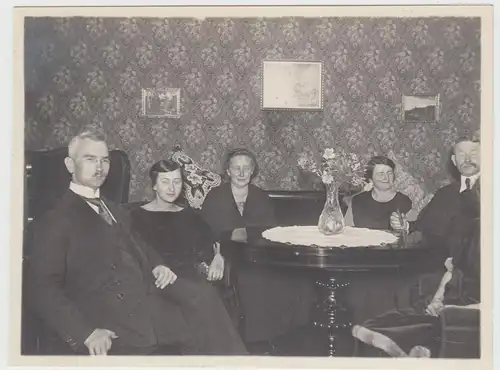 (F15457) Orig. Foto Familie Waedje in ihrem Haus i. Hamburg-Groß Borstel 1924