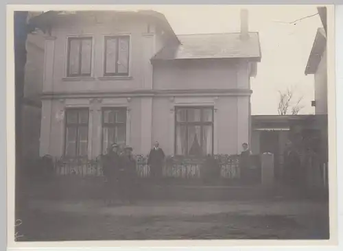 (F15456) Orig. Foto Personen vor Haus i. Hamburg-Groß Borstel 1924