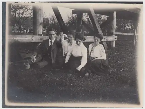 (F15445) Orig. Foto Personen sitzen an einem Holzgestell, Gerüst o.ä. 1920er