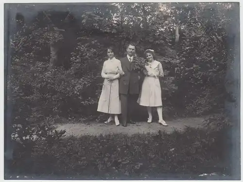 (F15443) Orig. Foto Personen auf Waldweg, Spaziergang 1920er