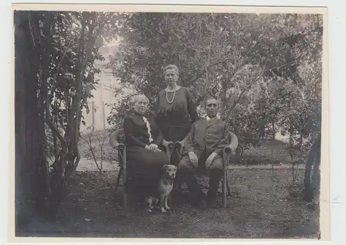 (F15439) Orig. Foto Personen mit Hund sitzen in einem Garten in Tangermünde 1925