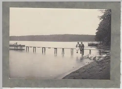 (F15427) Orig. Foto Personen sitzen auf einem Bootssteg, Schwäne 1920er