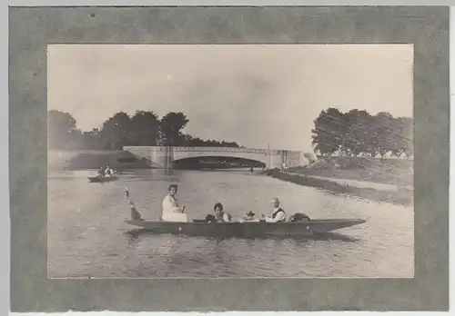 (F15424) Orig. Foto Gondelpartie vor Brücke auf einem Fluss 1920er