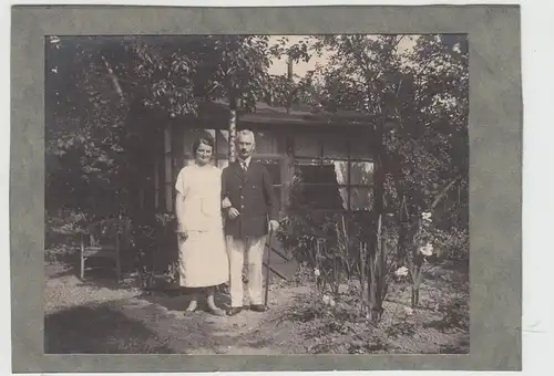 (F15422) Orig. Foto Personen stehen am Gartenhäuschen 1920er