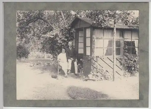 (F15421) Orig. Foto Personen sitzen am Gartenhäuschen 1920er