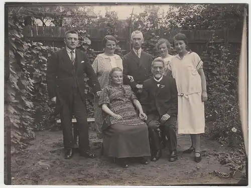 (F15419) Orig. Foto Personen, Gruppenfoto im Garten 1925