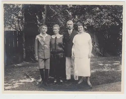 (F15420) Orig. Foto Personen, Gruppenfoto im Garten 1920er