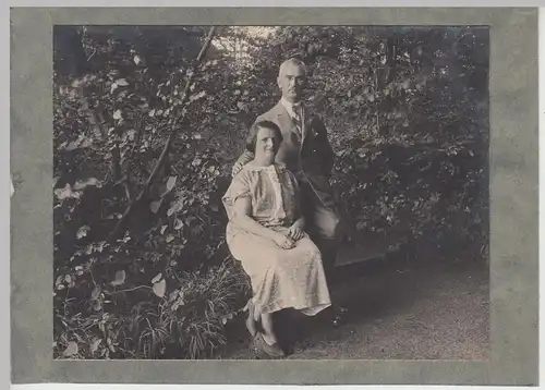 (F15418) Orig. Foto Personen im Freien 1920er, Spaziergang
