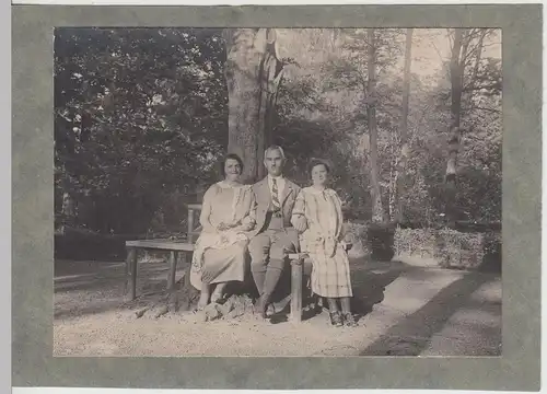 (F15416) Orig. Foto Personen sitzen auf einer Parkbank 1920er