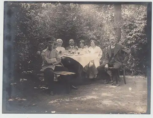 (F15414) Orig. Foto Personen u. deutscher Soldat im Biergarten 1914-18