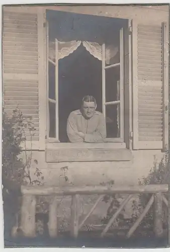 (F15409) Orig. Foto Soldat 1.WK schaut aus Fenster, 1914-18