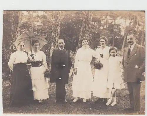 (F15408) Orig. Foto Personen im Freien, Dame mit Schirm 1920er