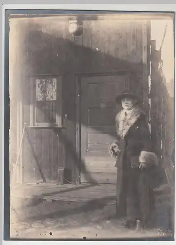 (F15406) Orig. Foto Frau im Pelzkragen vor Tür mit Läutwerk 1920er