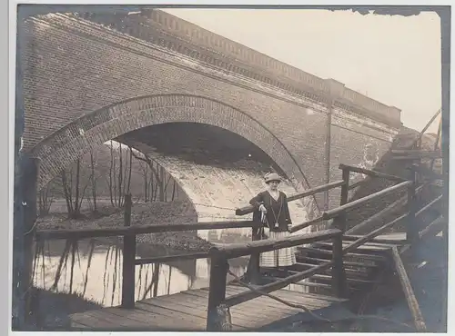 (F15405) Orig. Foto Frau auf Holzbrücke vor Steinbrücke 1920er