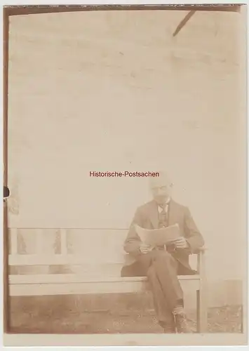 (F15398) Orig. Foto Mann ließt Zeitung auf Bank 1910er