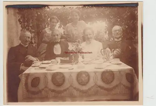 (F15395) Orig. Foto Personen an der Kaffeetafel im Freien 1910er