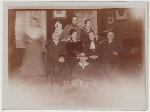 (F15382) Orig. Foto Personen, Gruppenbild in der Stube 1910er