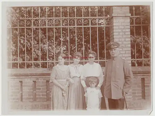 (F15373) Orig. Foto Personen vor einem Eisenzaun 1910er
