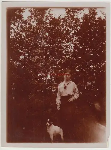 (F15372) Orig. Foto junge Frau mit Hund im Freien 1910er