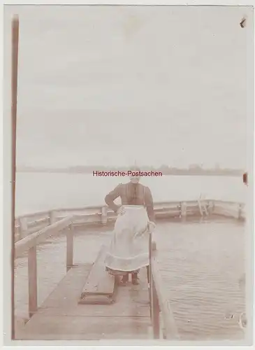 (F15365) Orig. Foto Dame auf Holzsteg an einem See 1910er