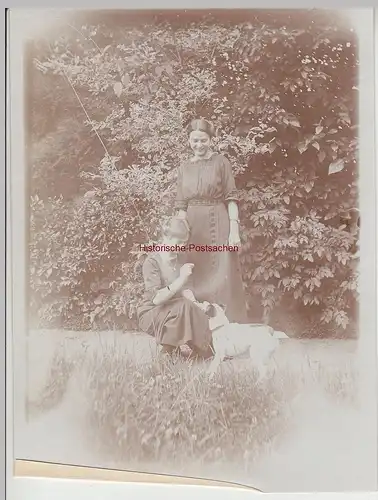 (F15364) Orig. Foto junge Frauen mit Hund im Freien 1910er