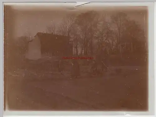 (F15361) Orig. Foto Frauen bearbeiten das Beet, 1910er