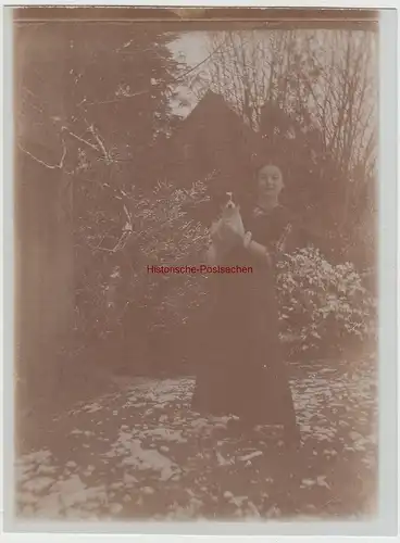 (F15349) Orig. Foto junge Frau mit Hund im Freien 1910er