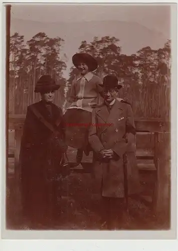 (F15344) Orig. Foto Personen am Holzgeländer 1910er