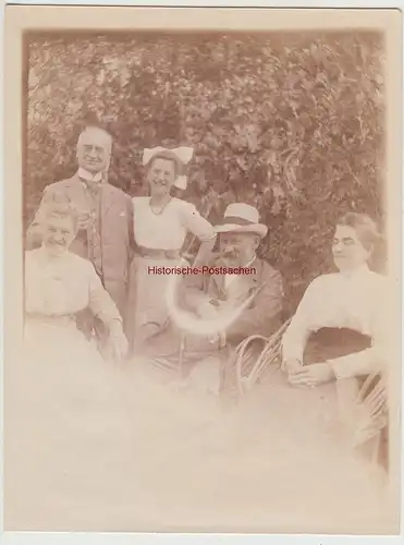 (F15340) Orig. Foto Personen sitzen im Freien 1910er