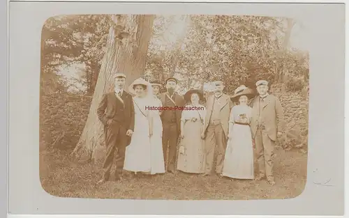 (F15333) Orig. Foto Personen, Gruppenbild an einem Baum 1910er