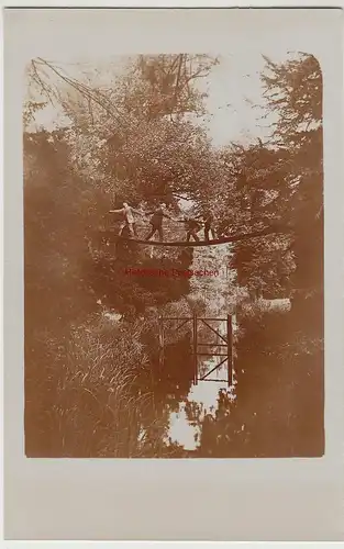 (F15317) Orig. Foto Personen gehen über eine kleine Hängebrücke 1910er