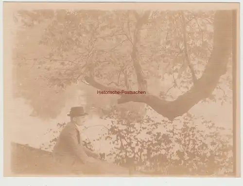 (F15308) Orig. Foto Waldsee, Mann sitzt am Ufer 1910er