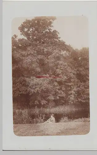 (F15306) Orig. Foto Wald mit Teich, Mann am Ufer 1910er