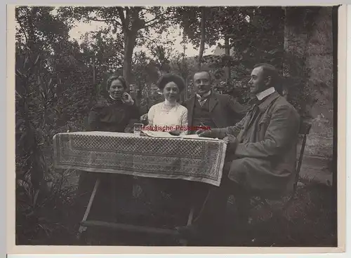 (F15300) Orig. Foto Personen sitzen am Tisch im Freien 1910er