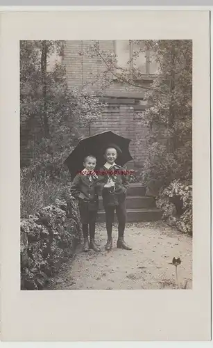 (F15291) Orig. Foto kleine Jungs mit Regenschirm an einem Haus 1910er