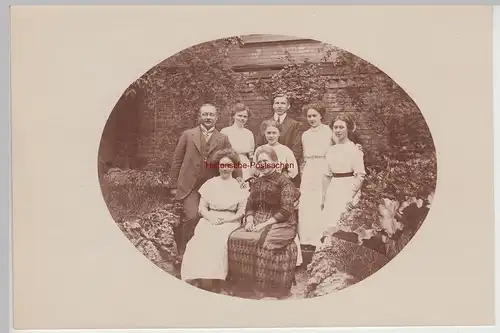 (F15289) Orig. Foto Personen, Gruppenbild vor einem Haus 1910er