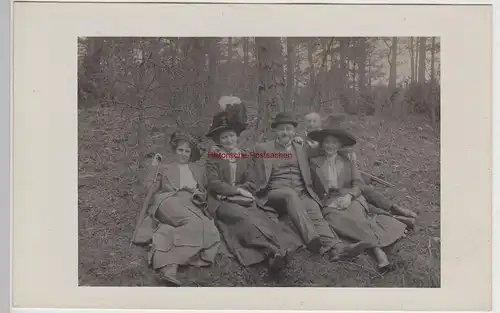 (F15272) Orig. Foto Personen machen Rast im Wald 1910er