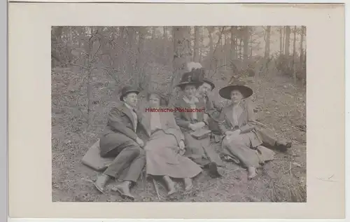 (F15271) Orig. Foto Personen machen Rast im Wald 1910er