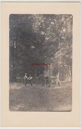 (F15253) Orig. Foto Arbeiter mit Vermessungstechnik im Wald 1910er