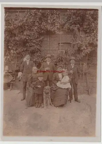 (F15248) Orig. Foto Personen, Familie mit Hund am Hause ca. 1916