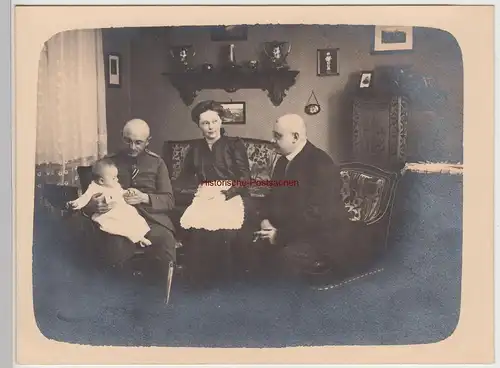 (F15247) Orig. Foto Personen, Soldat i.d. Stube 1916, Patenonkel besucht Familie