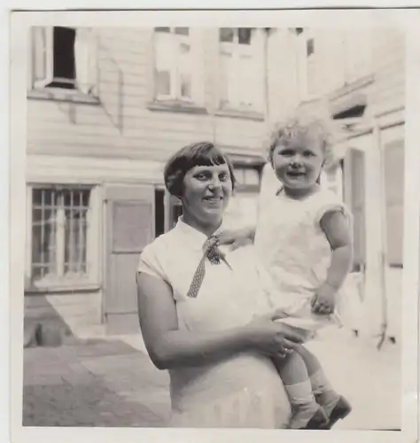 (F15234) Orig. Foto Frau mit Kind auf Arm im Hinterhof 1930er